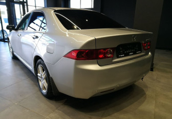 Подержанный автомобиль Honda Accord Sedan 2004 года (5 фото)