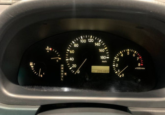 Подержанный автомобиль Toyota Harrier 2000 года (14 фото)