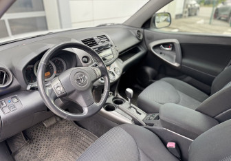 Подержанный автомобиль Toyota RAV4 2011 года (16 фото)