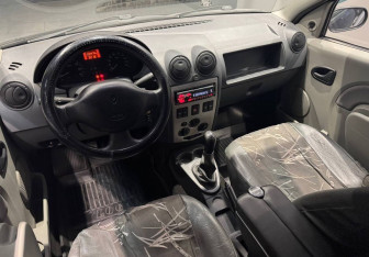 Подержанный автомобиль Renault Logan Sedan 2009 года (8 фото)