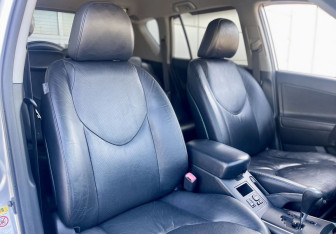 Подержанный автомобиль Toyota RAV4 2010 года (6 фото)