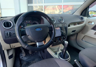 Подержанный автомобиль Ford Fusion 2006 года (6 фото)