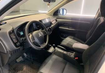 Подержанный автомобиль Mitsubishi Outlander 2014 года (11 фото)