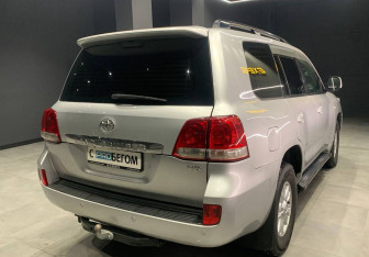 Подержанный автомобиль Toyota Land Cruiser Suv 2009 года (7 фото)
