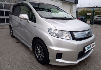 Подержанный автомобиль Honda Freed 2014 года (3 фото)