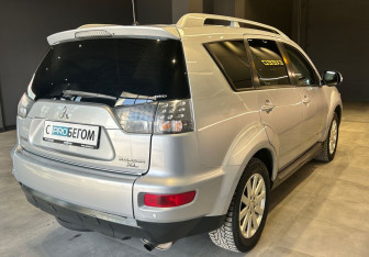 Подержанный автомобиль Mitsubishi Outlander 2010 года (8 фото)