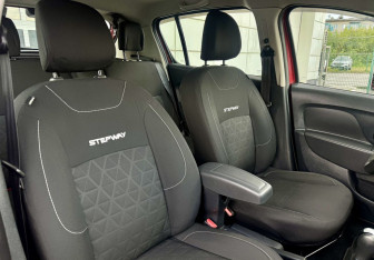 Подержанный автомобиль Renault Sandero 2015 года (16 фото)