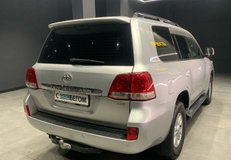 Подержанный автомобиль Toyota Land Cruiser Suv 2009 года (6 фото)