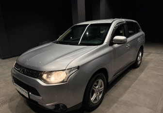 Подержанный автомобиль Mitsubishi Outlander 2012 года (4 фото)