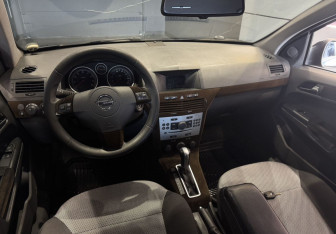 Подержанный автомобиль Opel Astra Wagon 2011 года (8 фото)