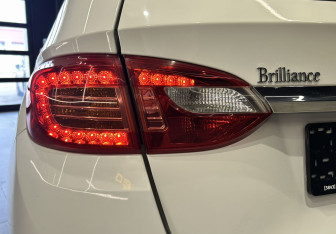 Подержанный автомобиль Brilliance V5 2014 года (14 фото)