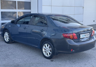Подержанный автомобиль Toyota Corolla Sedan 2007 года (7 фото)