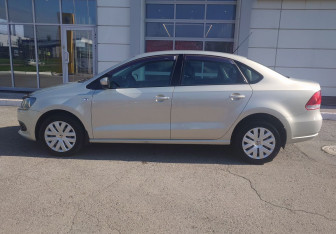 Подержанный автомобиль Volkswagen Polo Sedan 2012 года (2 фото)