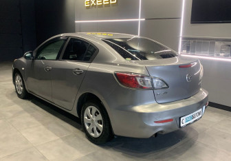 Подержанный автомобиль Mazda Axela Sedan 2010 года (5 фото)