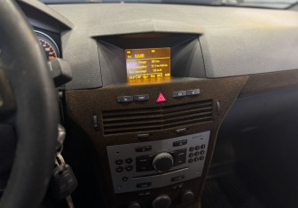 Подержанный автомобиль Opel Astra Wagon 2011 года (12 фото)