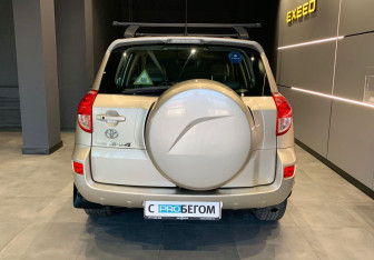 Подержанный автомобиль Toyota RAV4 2006 года (6 фото)