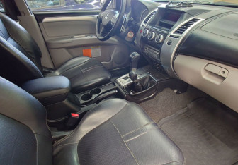 Подержанный автомобиль Mitsubishi Pajero Sport 2013 года (17 фото)