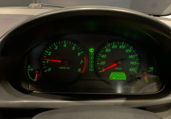 Подержанный автомобиль Mazda Demio 2006 года (11 фото)