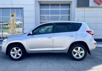 Подержанный автомобиль Toyota RAV4 2010 года (8 фото)