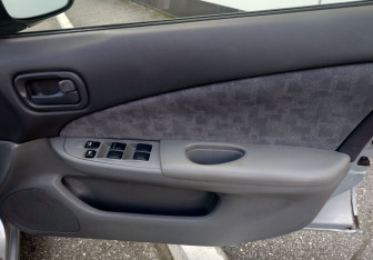Подержанный автомобиль Nissan Sunny Sedan 2000 года (9 фото)