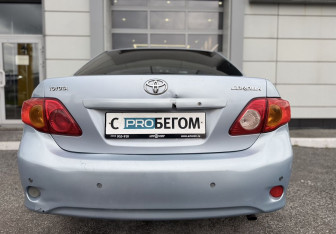 Подержанный автомобиль Toyota Corolla Sedan 2007 года (3 фото)