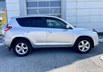 Подержанный автомобиль Toyota RAV4 2010 года (24 фото)