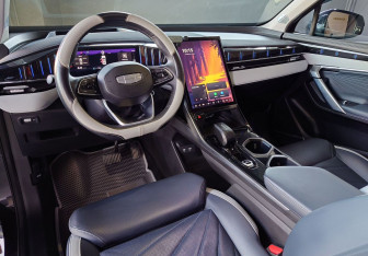 Подержанный автомобиль Geely Atlas 2024 года (9 фото)
