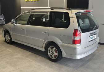 Подержанный автомобиль Mitsubishi Chariot 2001 года (7 фото)