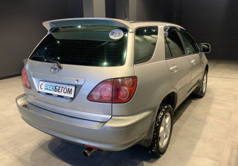 Подержанный автомобиль Toyota Harrier 2000 года (7 фото)