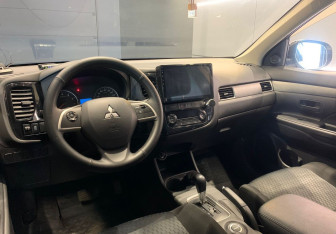 Подержанный автомобиль Mitsubishi Outlander 2014 года (14 фото)