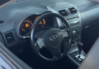Подержанный автомобиль Toyota Corolla Sedan 2007 года (9 фото)