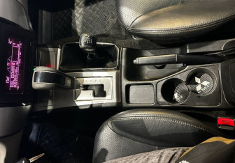 Подержанный автомобиль Mitsubishi Pajero Sport 2012 года (13 фото)