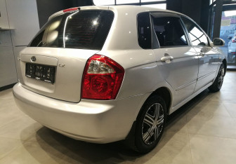 Подержанный автомобиль Kia Cerato Hatchback 2005 года (6 фото)