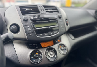 Подержанный автомобиль Toyota RAV4 2011 года (9 фото)