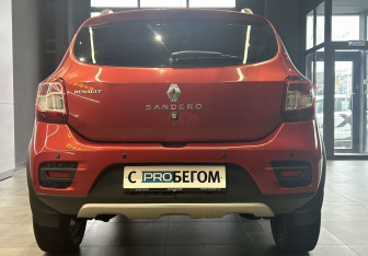 Подержанный автомобиль Renault Sandero 2016 года (9 фото)