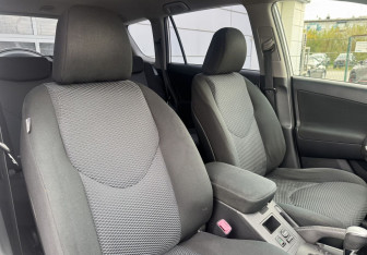 Подержанный автомобиль Toyota RAV4 2011 года (14 фото)