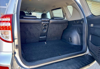 Подержанный автомобиль Toyota RAV4 2010 года (10 фото)