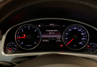 Подержанный автомобиль Volkswagen Touareg 2015 года (19 фото)