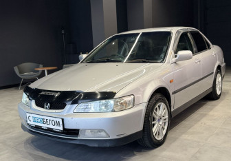 Подержанный автомобиль Honda Accord Sedan 2001 года (2 фото)