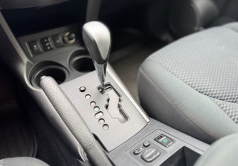 Подержанный автомобиль Toyota RAV4 2011 года (10 фото)