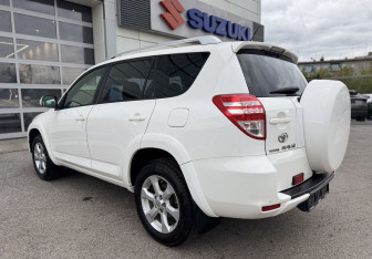 Подержанный автомобиль Toyota RAV4 2011 года (5 фото)