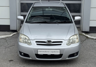 Подержанный автомобиль Toyota Corolla Hatchback 2004 года (3 фото)