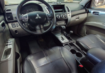 Подержанный автомобиль Mitsubishi Pajero Sport 2013 года (23 фото)