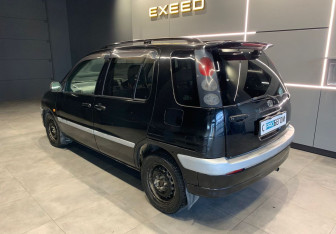 Подержанный автомобиль Toyota Raum 2000 года (7 фото)