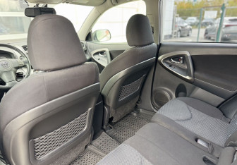 Подержанный автомобиль Toyota RAV4 2011 года (17 фото)
