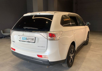 Подержанный автомобиль Mitsubishi Outlander 2014 года (5 фото)