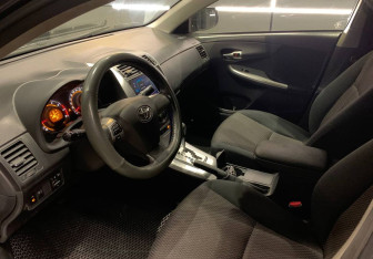 Подержанный автомобиль Toyota Corolla Sedan 2011 года (10 фото)