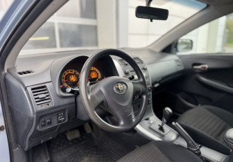 Подержанный автомобиль Toyota Corolla Sedan 2007 года (8 фото)