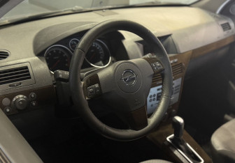 Подержанный автомобиль Opel Astra Wagon 2011 года (9 фото)