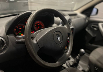 Подержанный автомобиль Renault Duster 2013 года (8 фото)